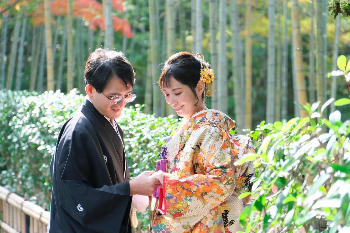 色打掛を着た花嫁様と紋付羽織袴を着た新郎様が滋賀でフォトウェディングを撮っている