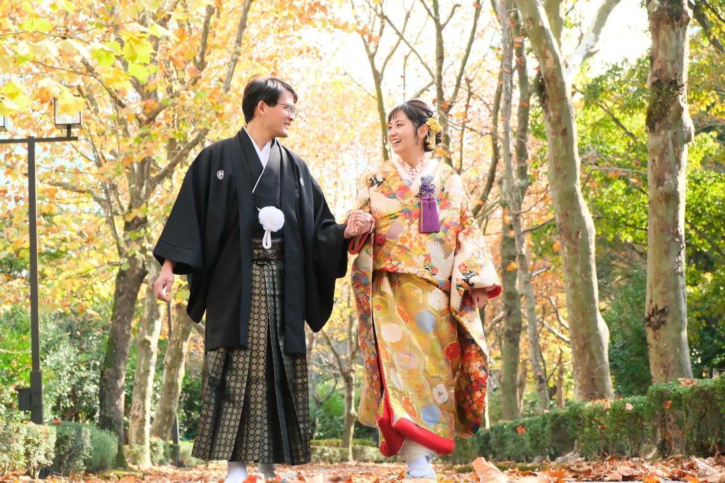 色打掛を着た花嫁様と紋付羽織袴を着た新郎様が滋賀でフォトウェディングを撮っている