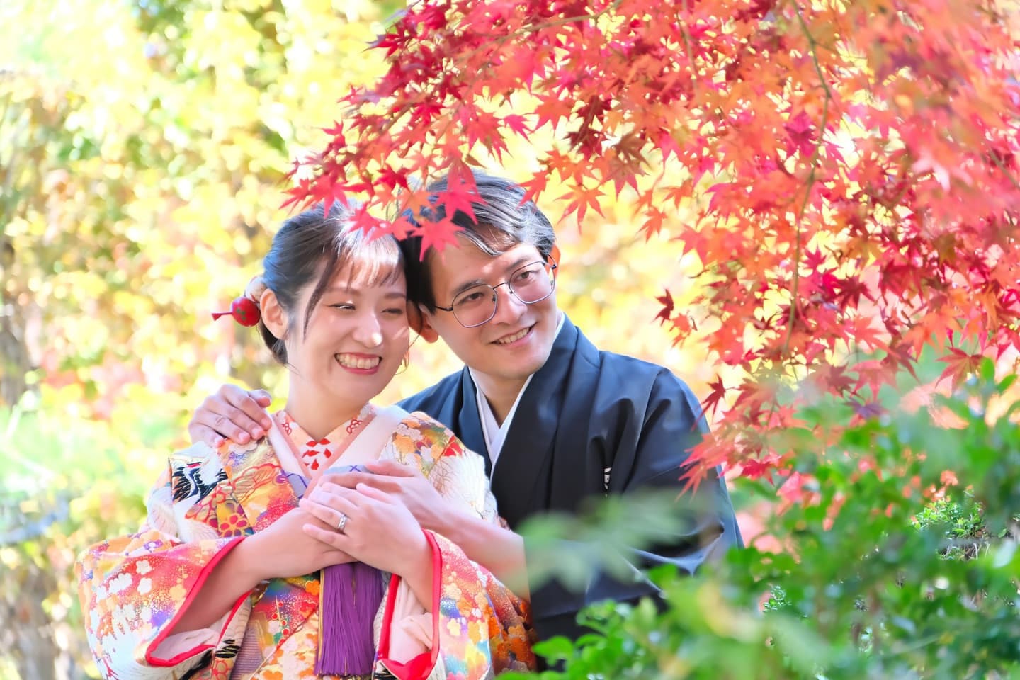 色打掛を着た花嫁様と紋付羽織袴を着た新郎様が滋賀でフォトウェディングを撮っている