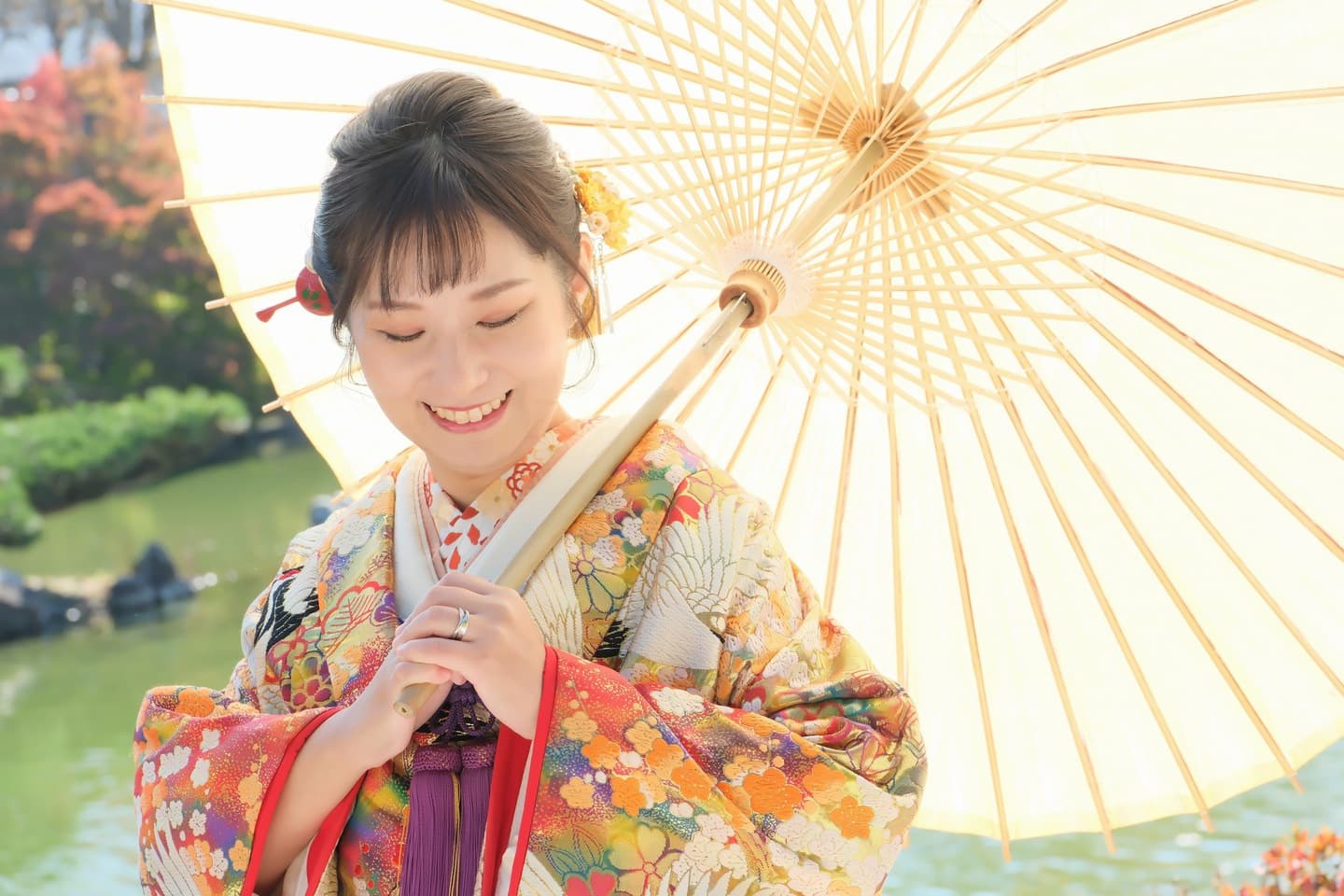 色打掛を着た花嫁様と紋付羽織袴を着た新郎様が滋賀でフォトウェディングを撮っている