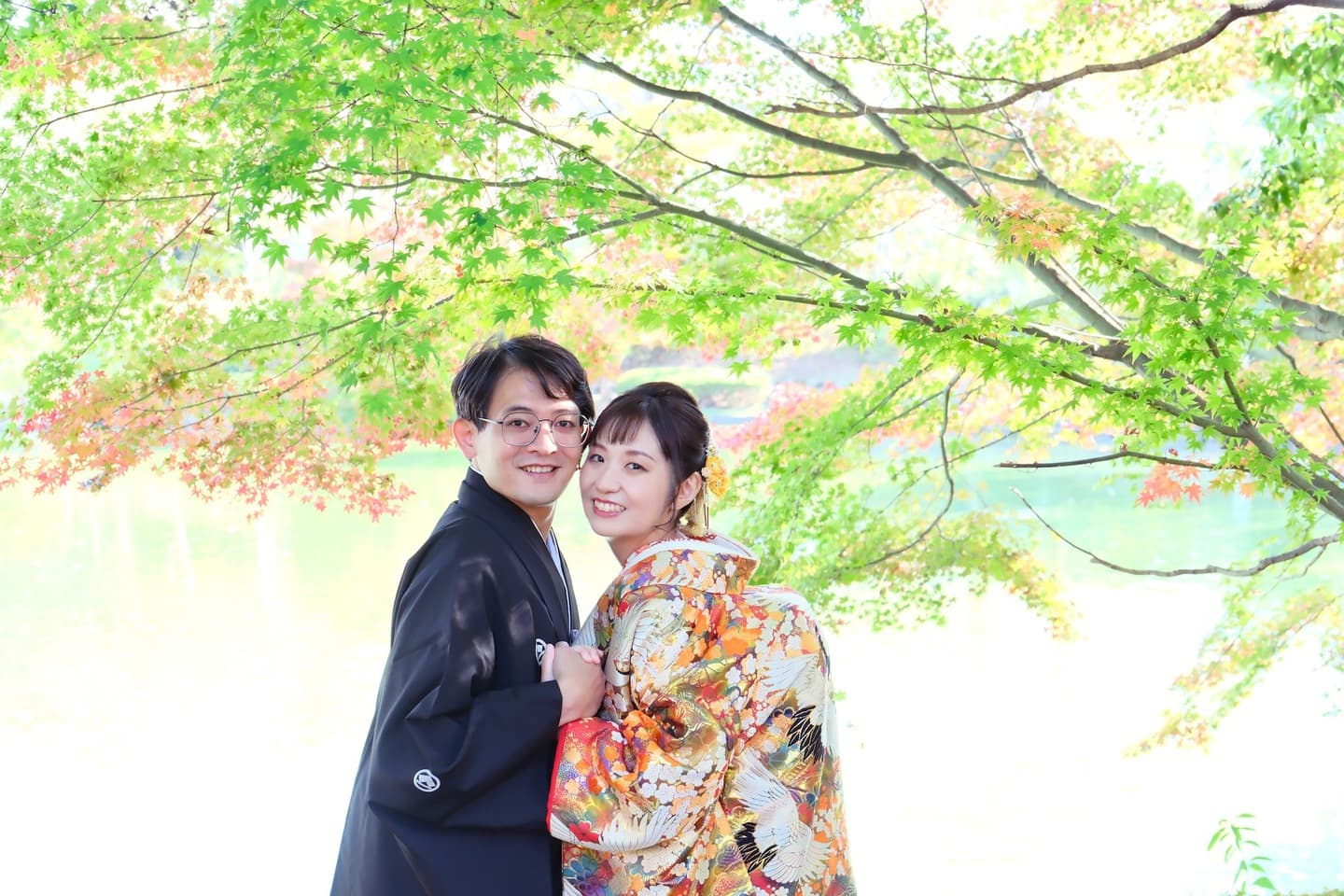 色打掛を着た花嫁様と紋付羽織袴を着た新郎様が滋賀でフォトウェディングを撮っている