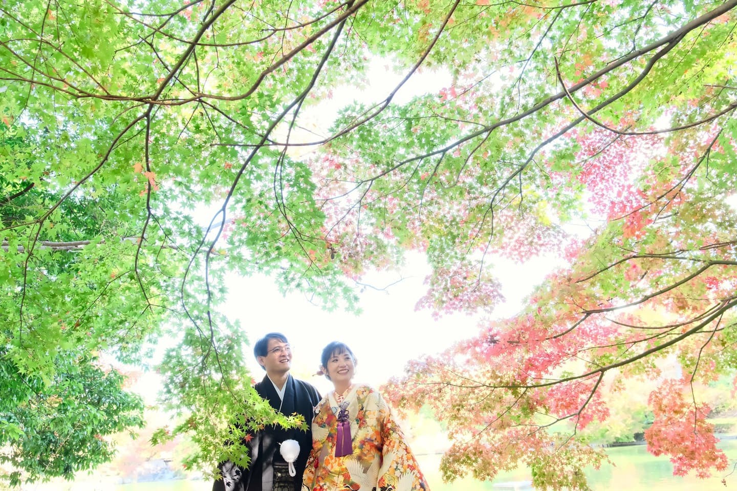 色打掛を着た花嫁様と紋付羽織袴を着た新郎様が滋賀でフォトウェディングを撮っている