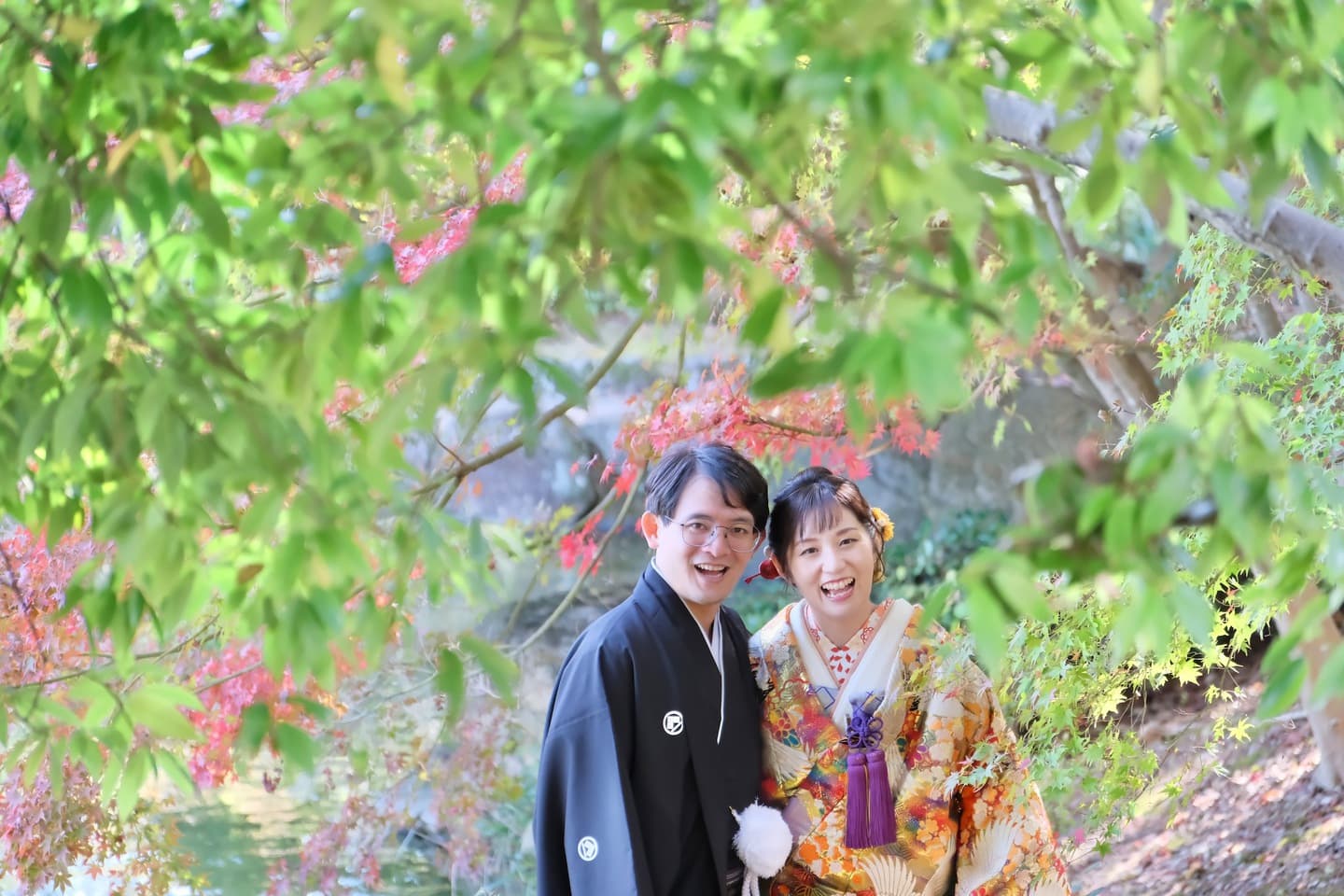 色打掛を着た花嫁様と紋付羽織袴を着た新郎様が滋賀でフォトウェディングを撮っている