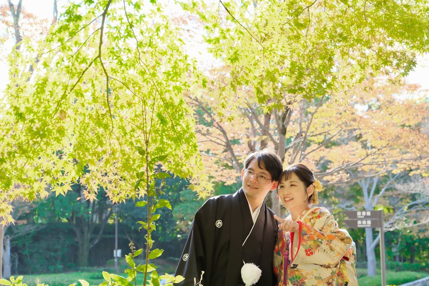 色打掛を着た花嫁様と紋付羽織袴を着た新郎様が滋賀でフォトウェディングを撮っている