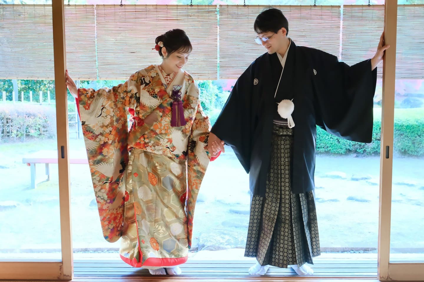 色打掛を着た花嫁様と紋付羽織袴を着た新郎様が滋賀でフォトウェディングを撮っている