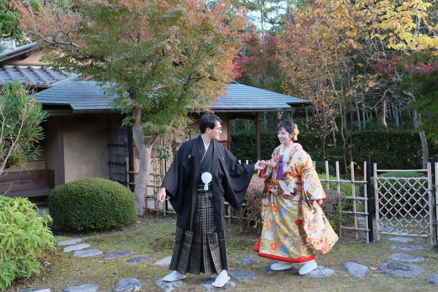色打掛を着た花嫁様と紋付羽織袴を着た新郎様が滋賀でフォトウェディングを撮っている