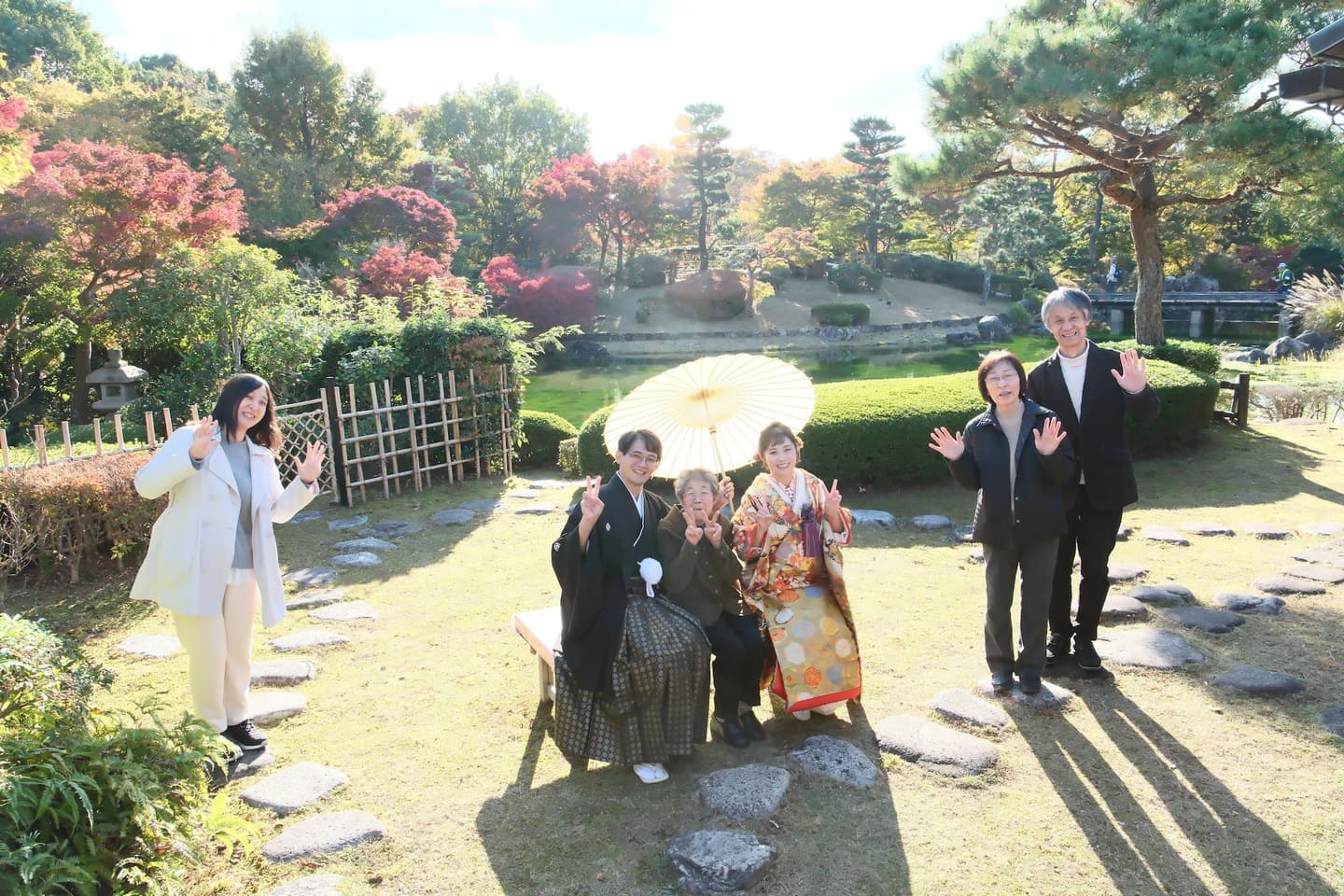 色打掛を着た花嫁様と紋付羽織袴を着た新郎様が滋賀でフォトウェディングを撮っている
