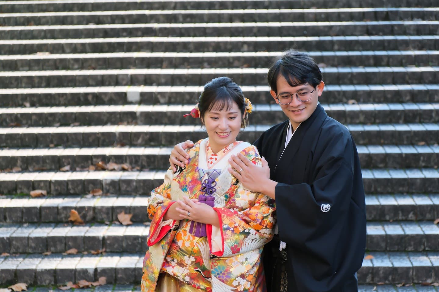 色打掛を着た花嫁様と紋付羽織袴を着た新郎様が滋賀でフォトウェディングを撮っている