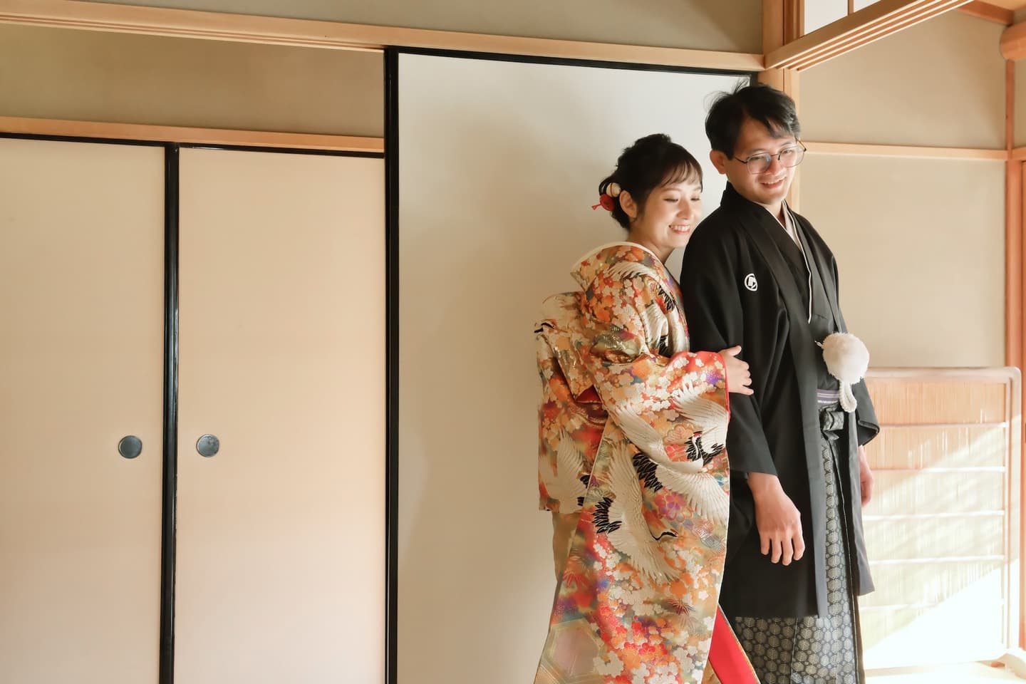 色打掛を着た花嫁様と紋付羽織袴を着た新郎様が滋賀でフォトウェディングを撮っている