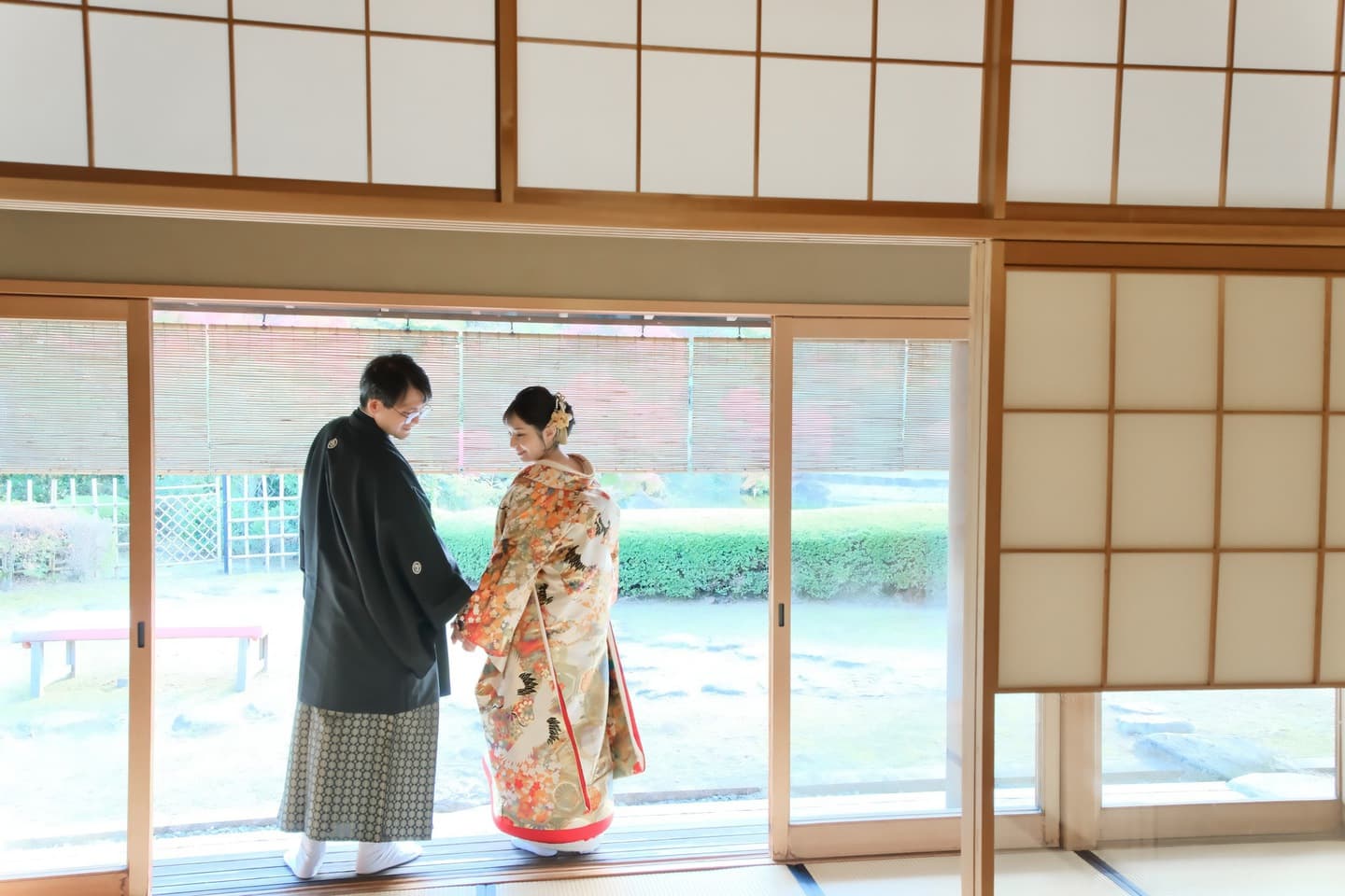 色打掛を着た花嫁様と紋付羽織袴を着た新郎様が滋賀でフォトウェディングを撮っている