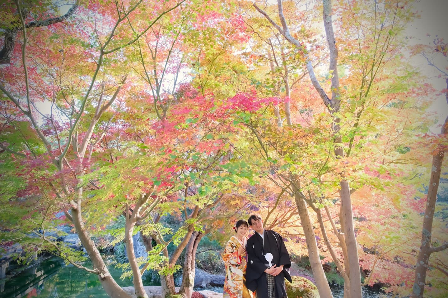 色打掛を着た花嫁様と紋付羽織袴を着た新郎様が滋賀でフォトウェディングを撮っている
