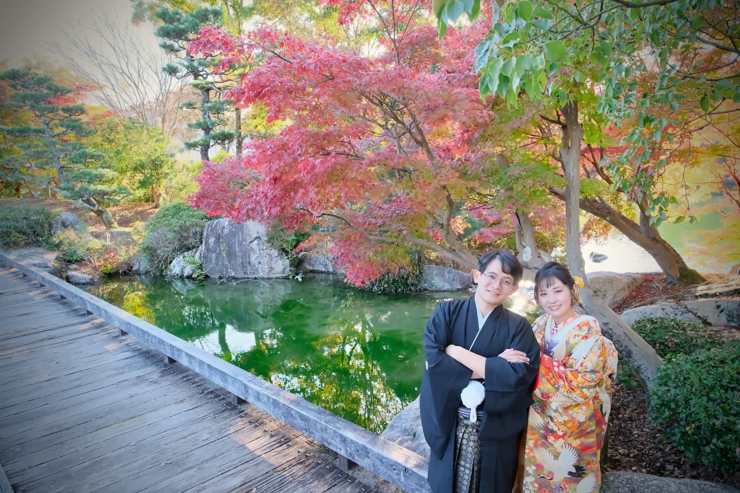 色打掛を着た花嫁様と紋付羽織袴を着た新郎様が滋賀でフォトウェディングを撮っている