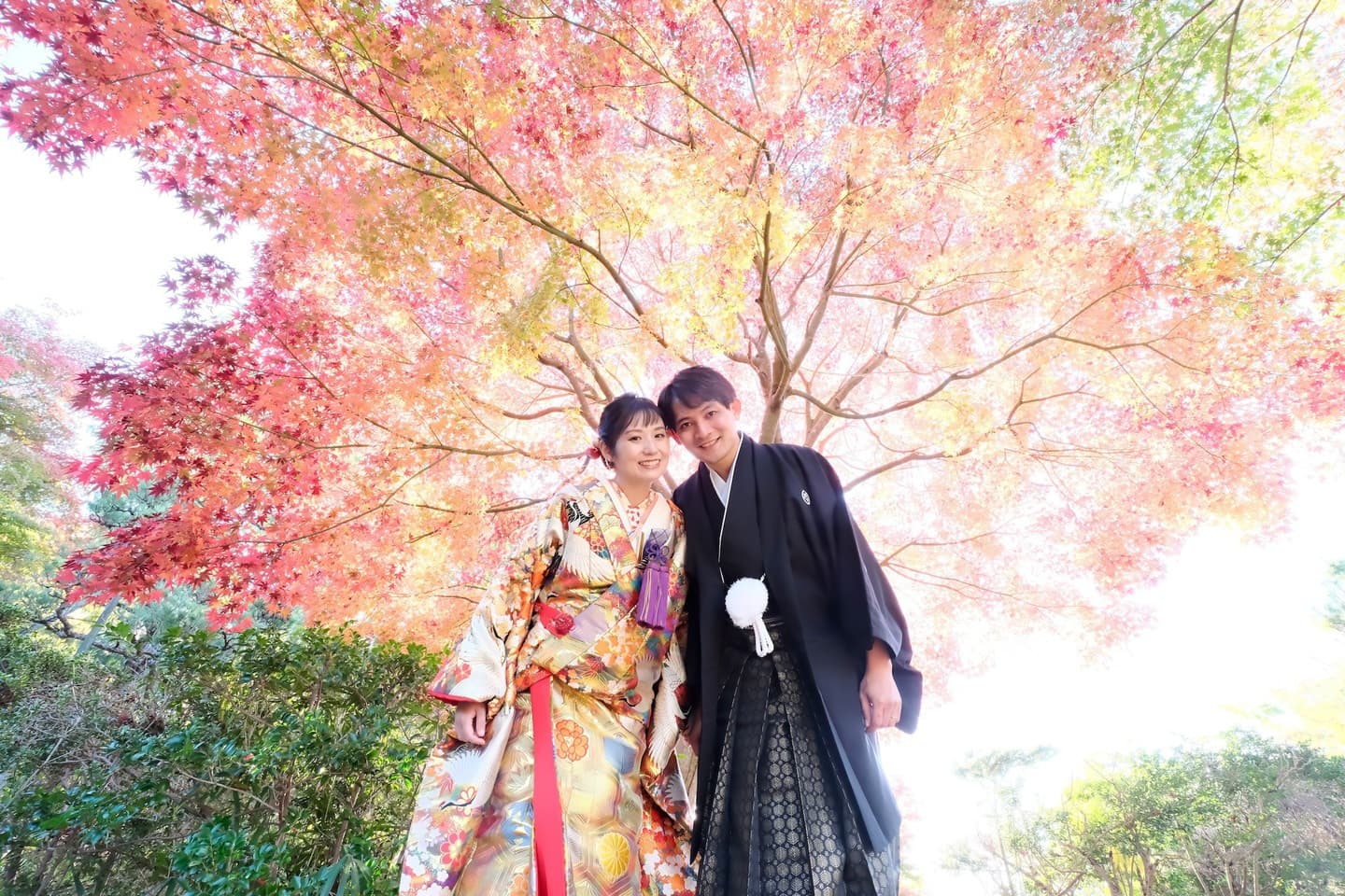色打掛を着た花嫁様と紋付羽織袴を着た新郎様が滋賀でフォトウェディングを撮っている