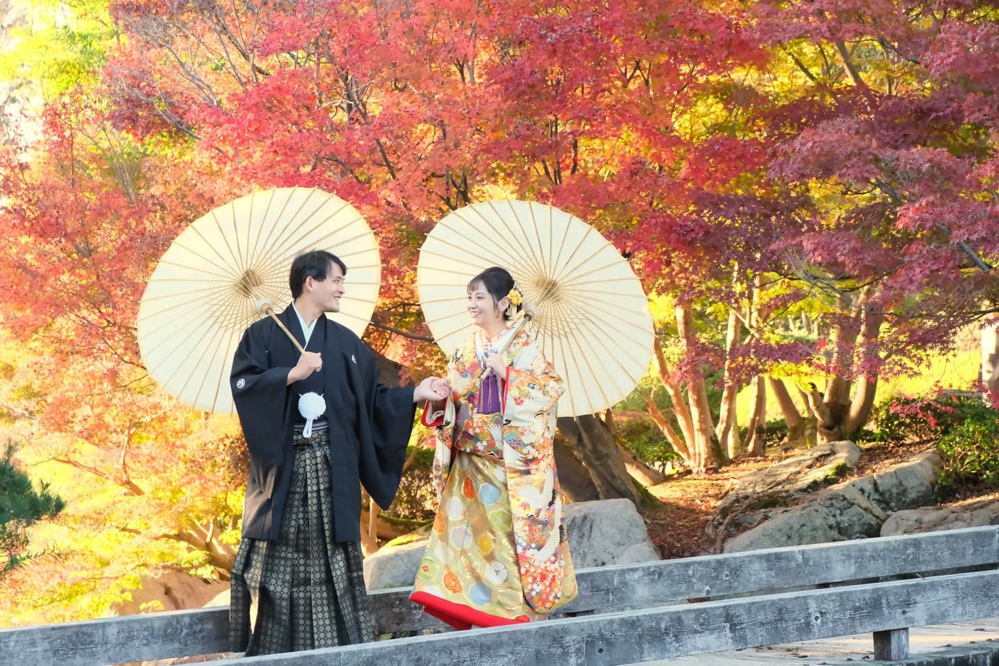 色打掛を着た花嫁様と紋付羽織袴を着た新郎様が滋賀でフォトウェディングを撮っている