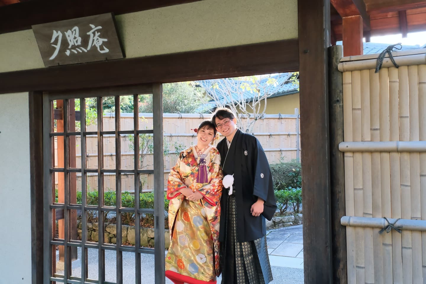 色打掛を着た花嫁様と紋付羽織袴を着た新郎様が滋賀でフォトウェディングを撮っている