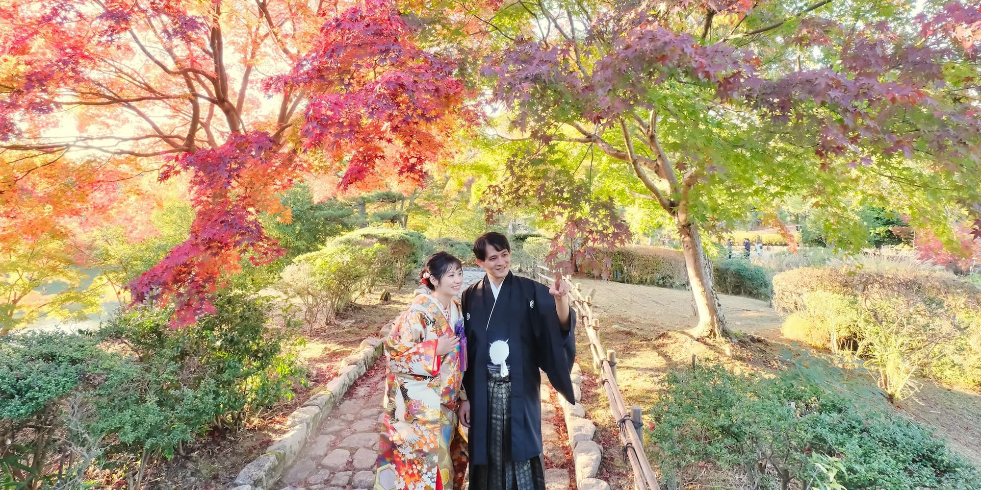 色打掛を着ている花嫁様と紋付羽織袴を着ている新郎様