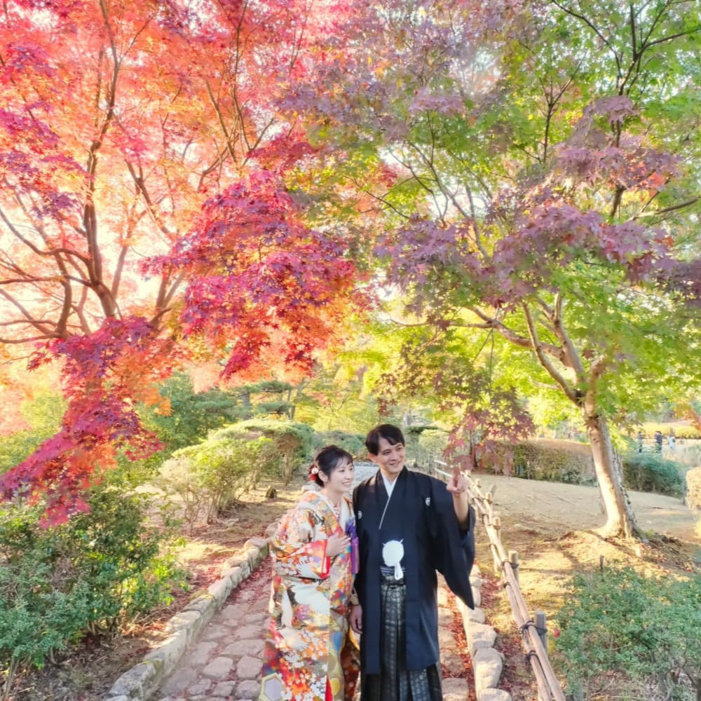 色打掛を着ている花嫁様と紋付羽織袴を着ている新郎様