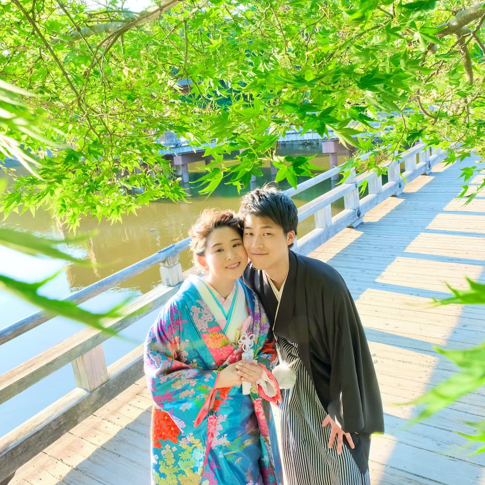 色打掛を着ている花嫁様と紋付羽織袴を着ている新郎様