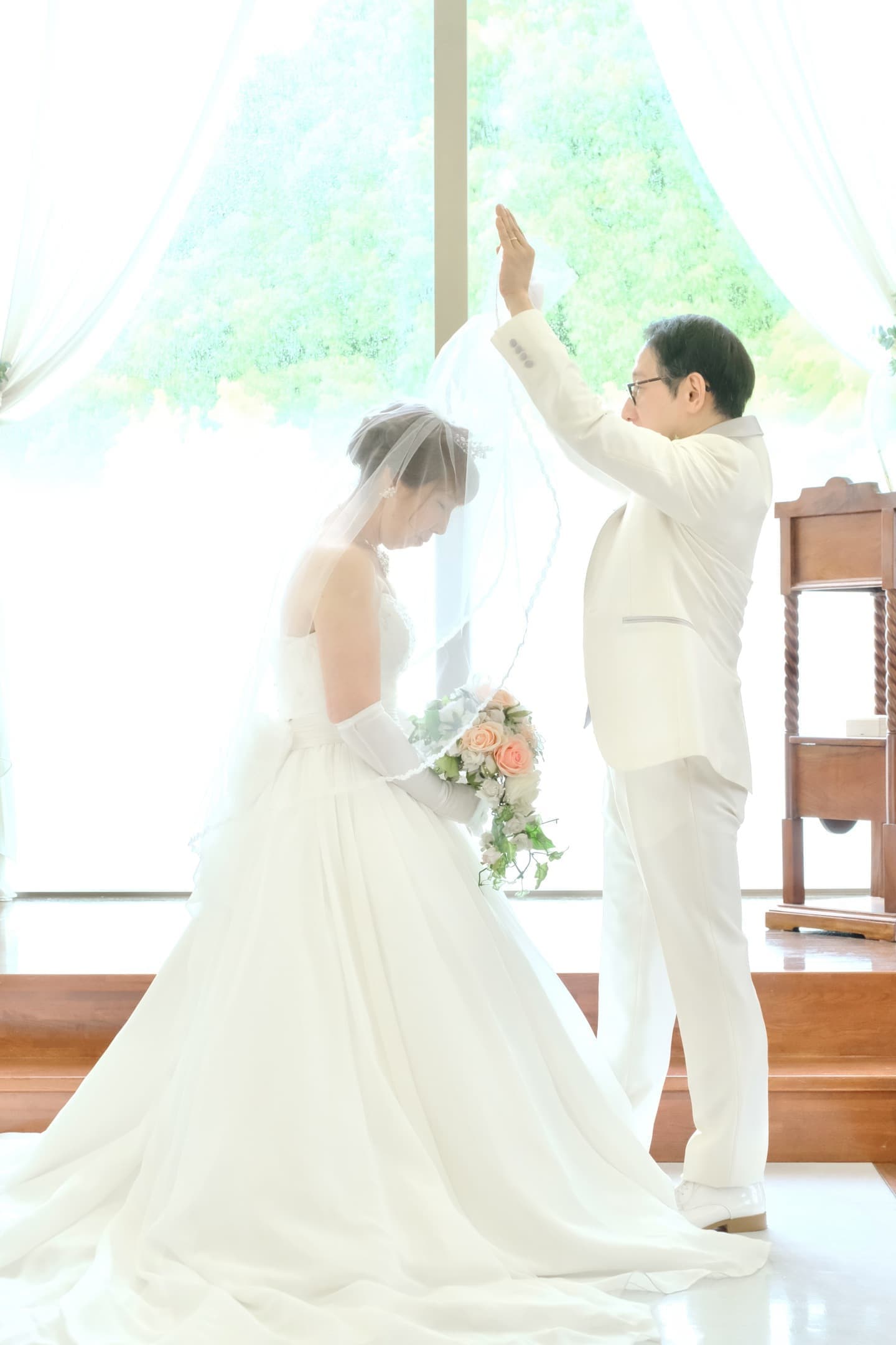 シニア世代の再婚でのウエディングドレス姿