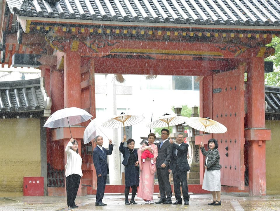 雨のお宮参りの家族写真