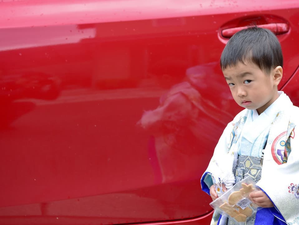 車の前で撮った七五三の写真