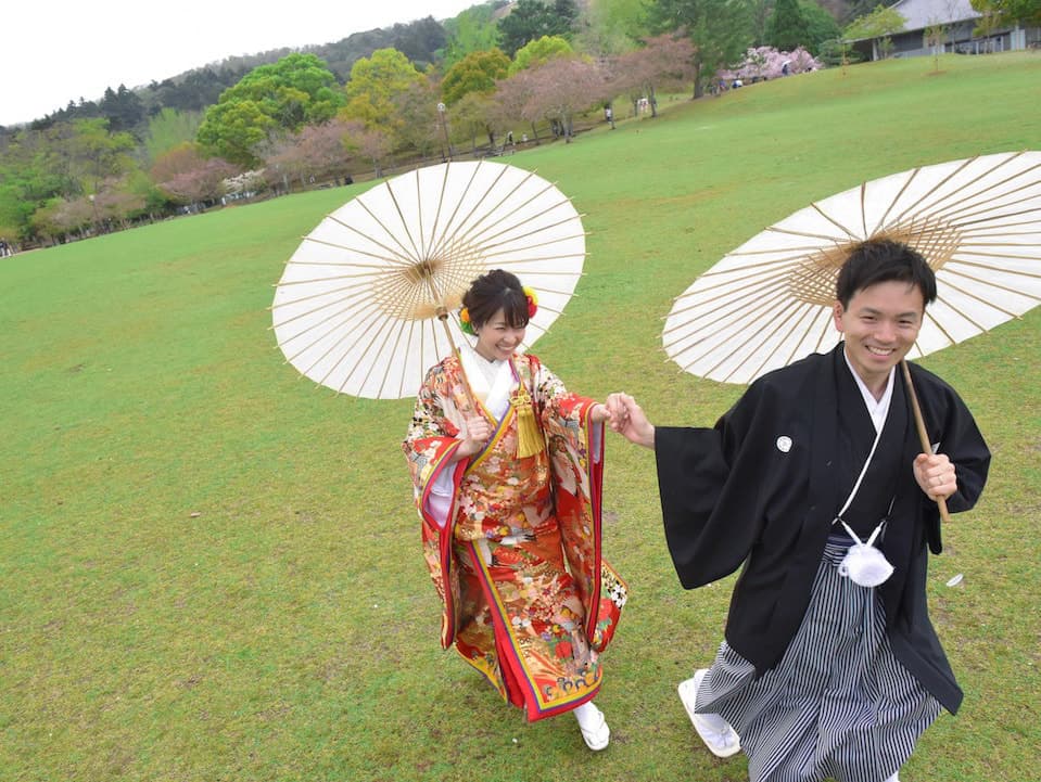 雨の中走る前撮りの写真