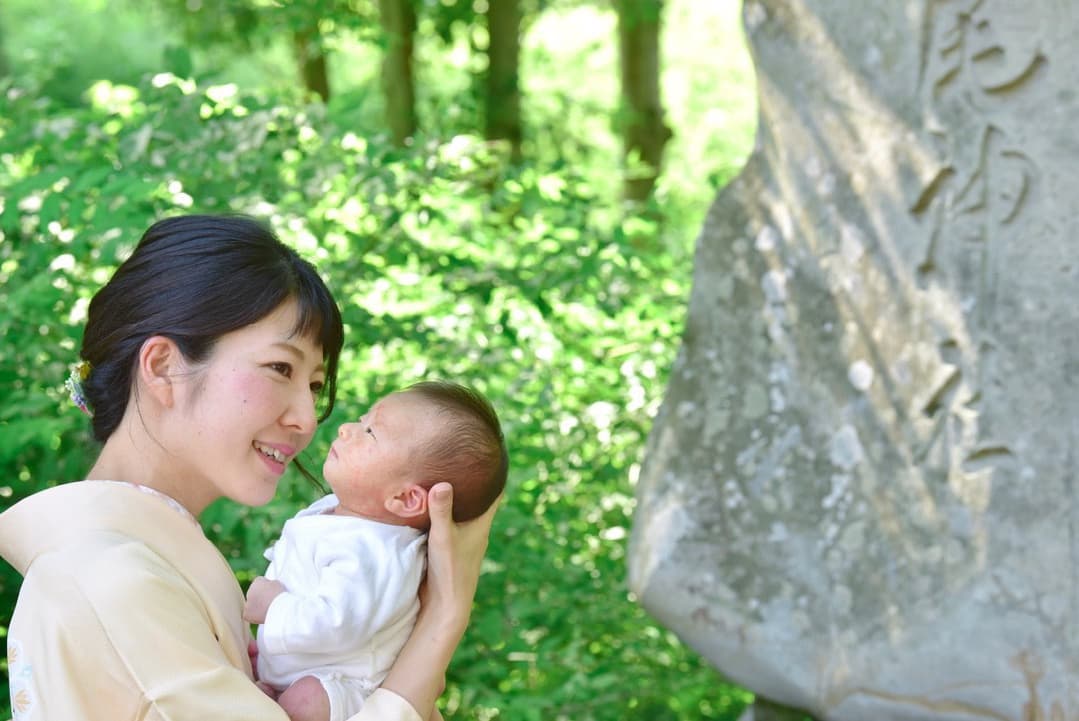 新緑の中撮影したお宮参りの写真