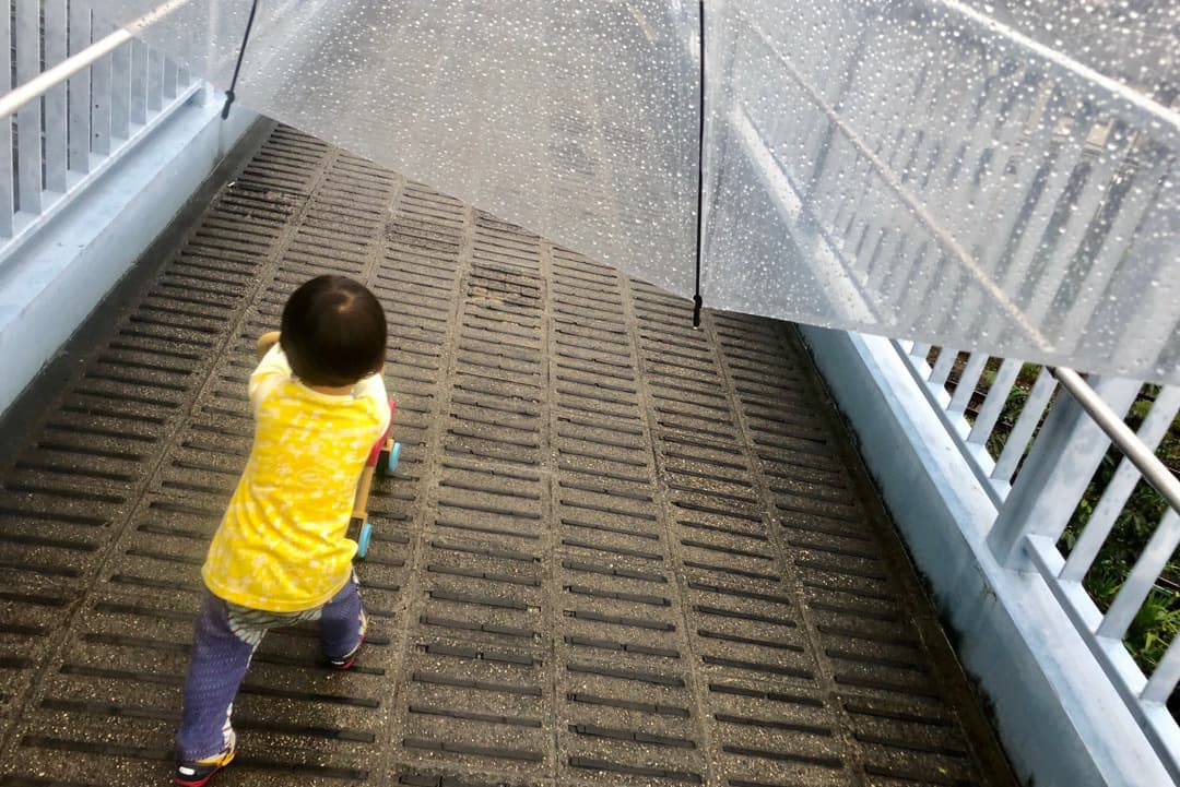 雨の中走る子供の写真