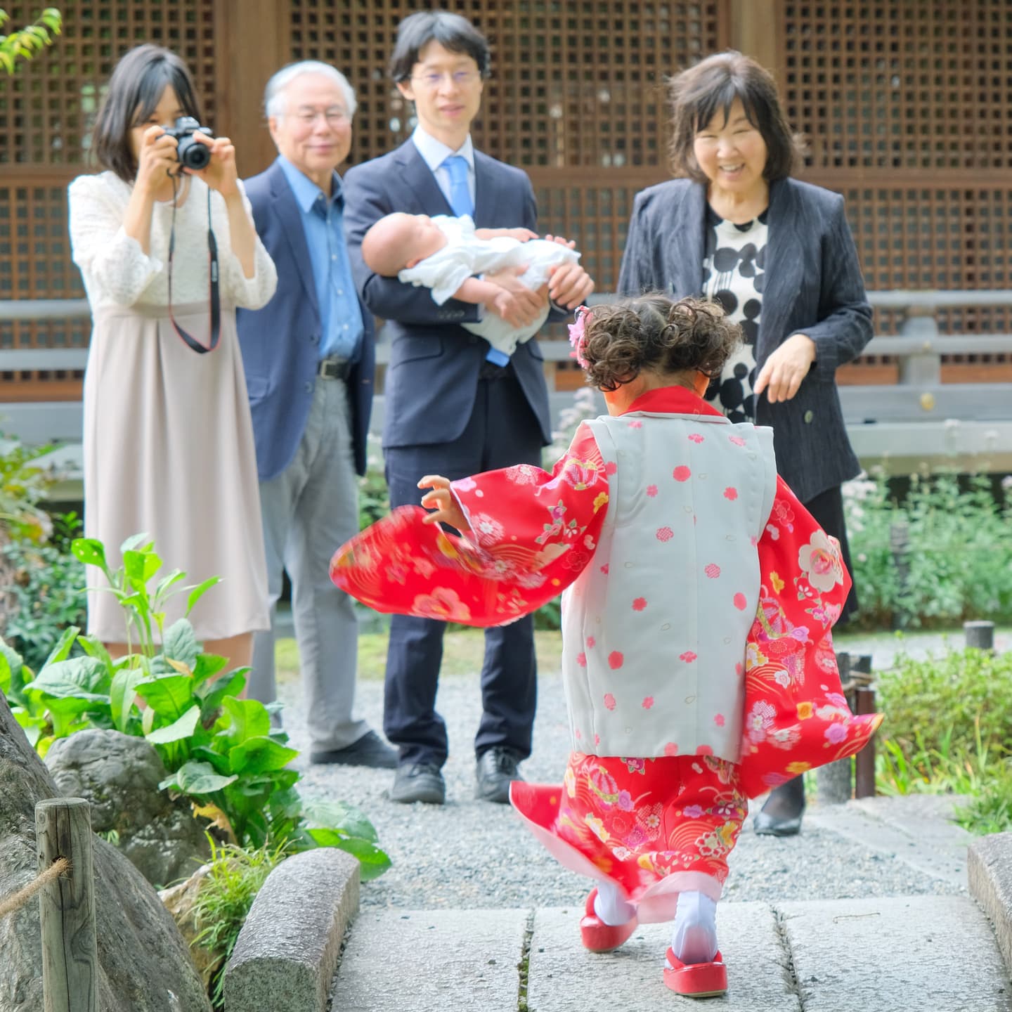 神社で七五三の着物の女の子と男の子