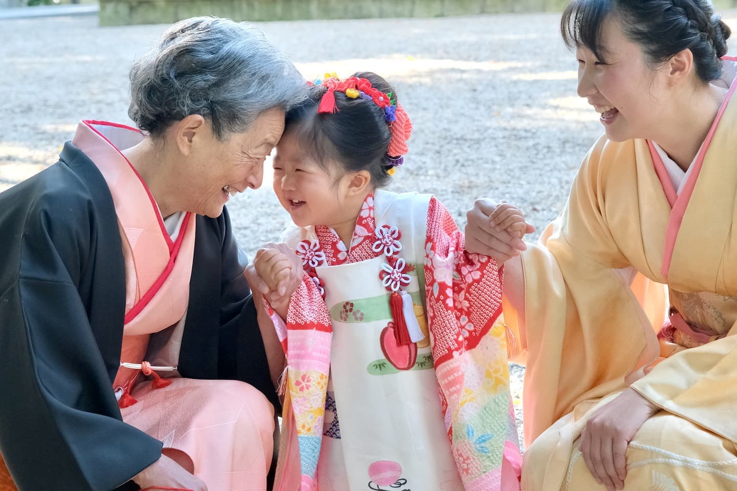 神社で七五三の着物姿の子供の写真