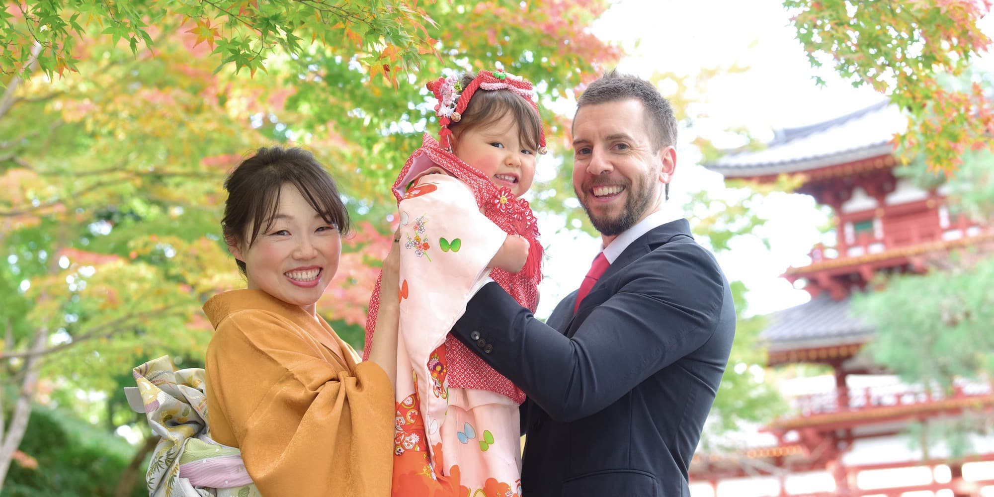 七五三の着物を着た子ども