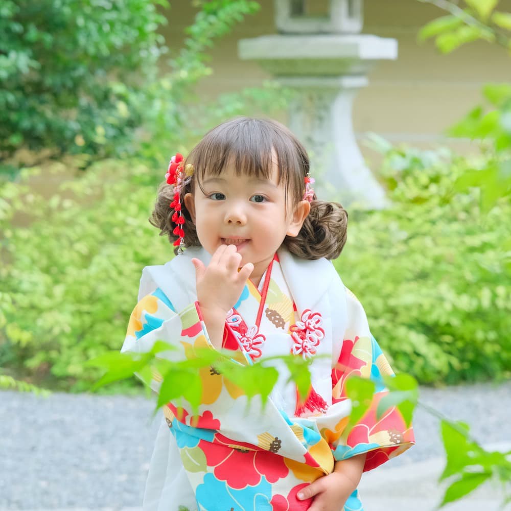 七五三の着物を着た子ども