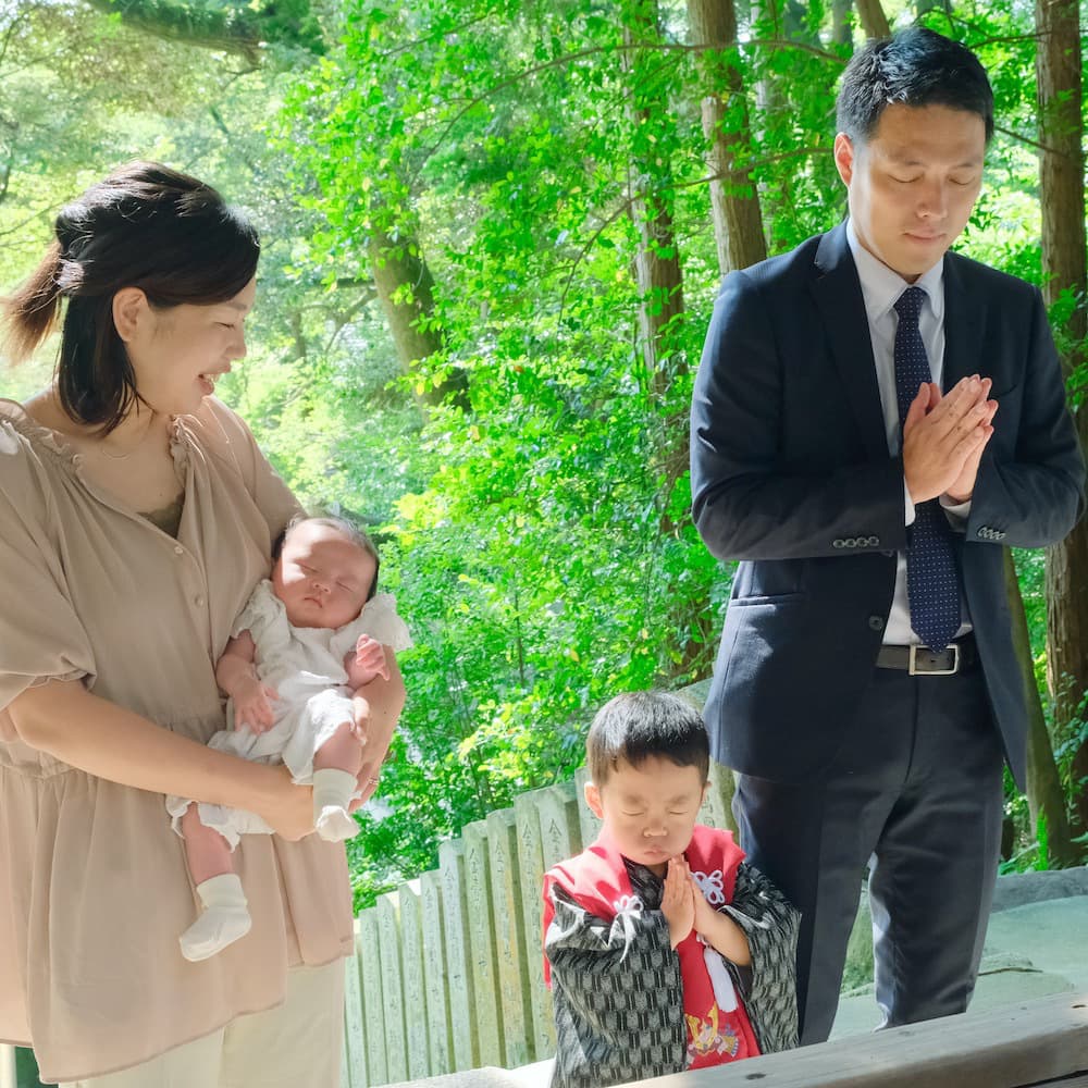 七五三の着物を着た子ども