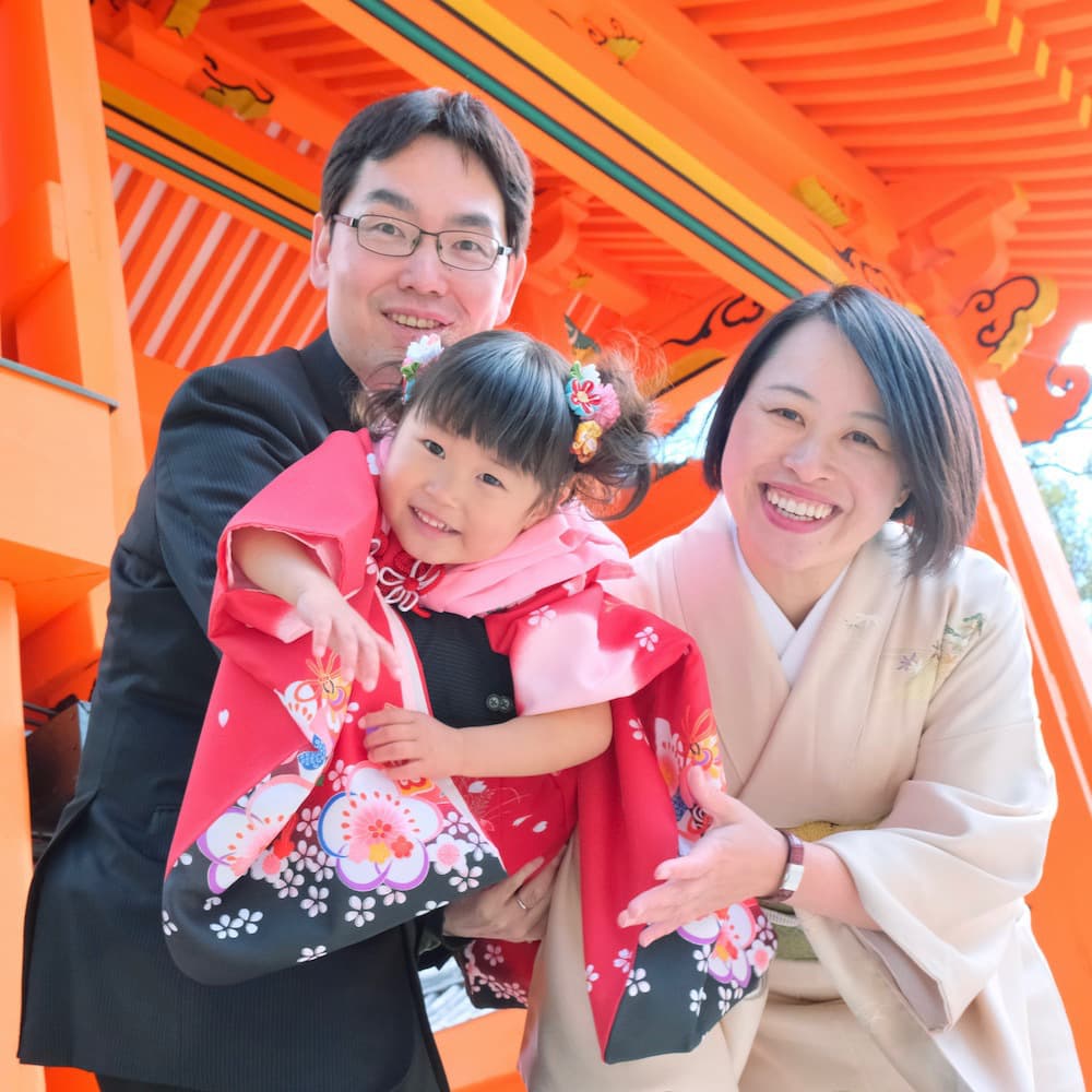 七五三の着物を着た子ども