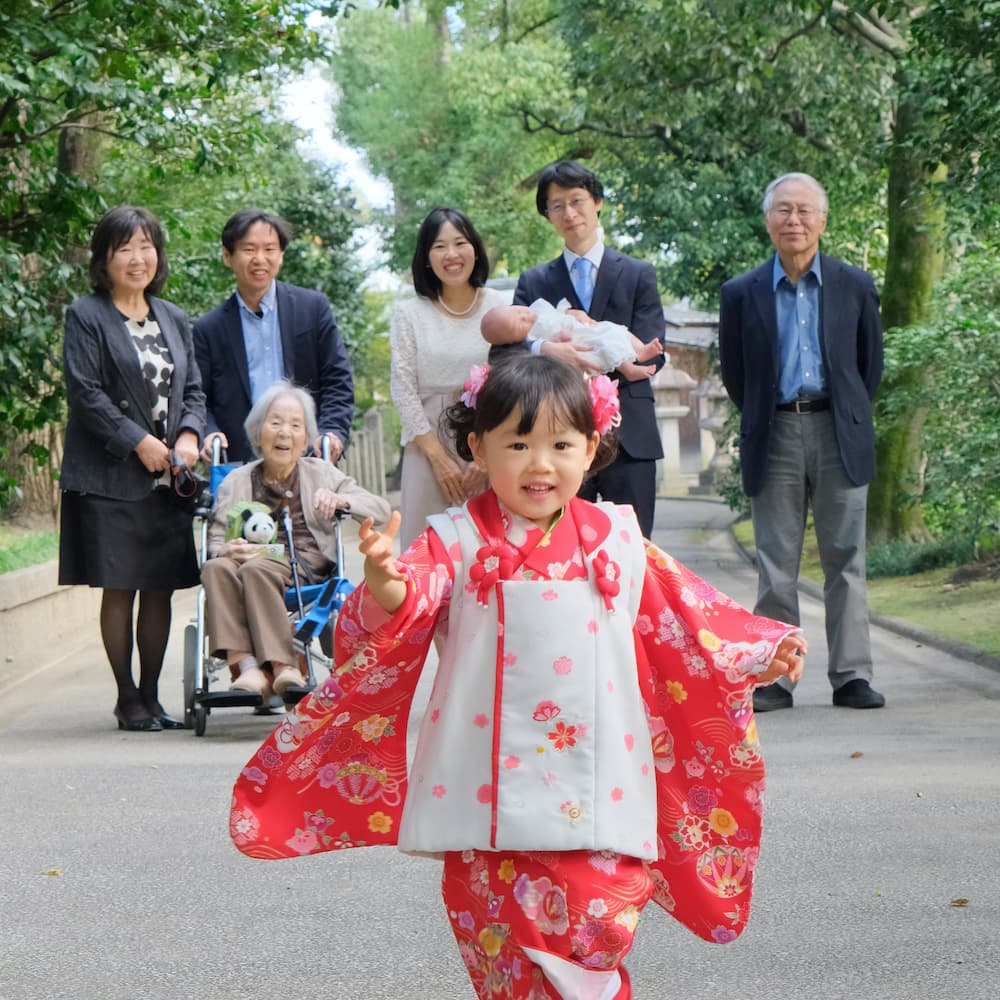 七五三参りをしている家族