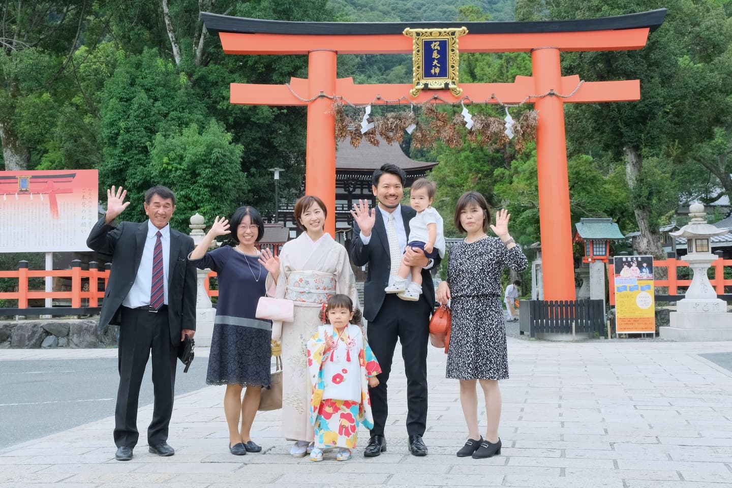 松尾大社で七五三の女の子の着物