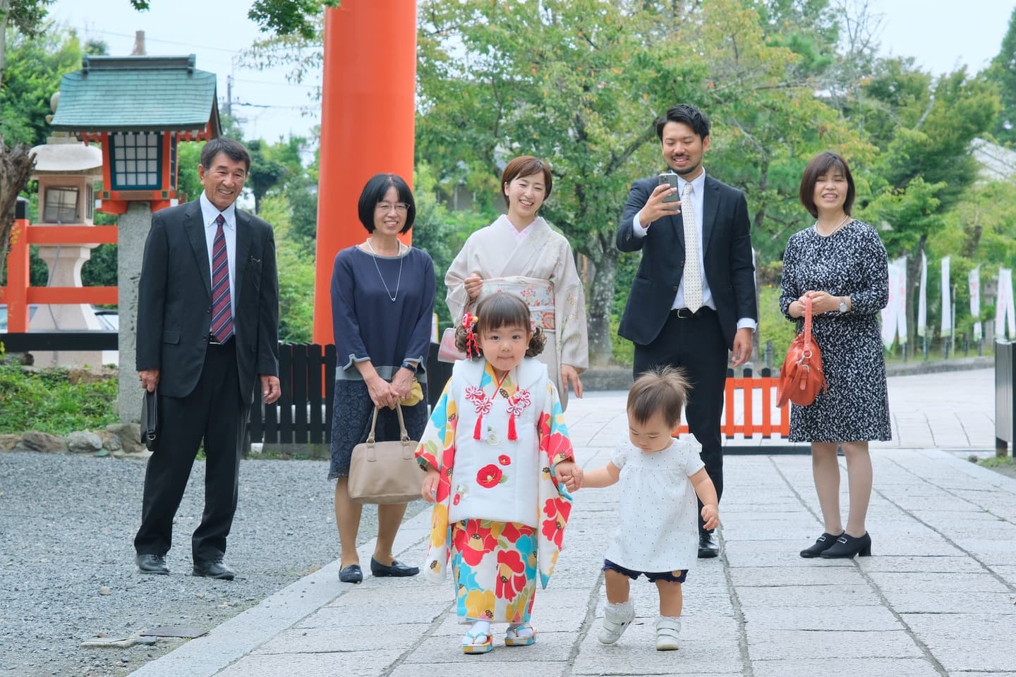 松尾大社で七五三の女の子の着物