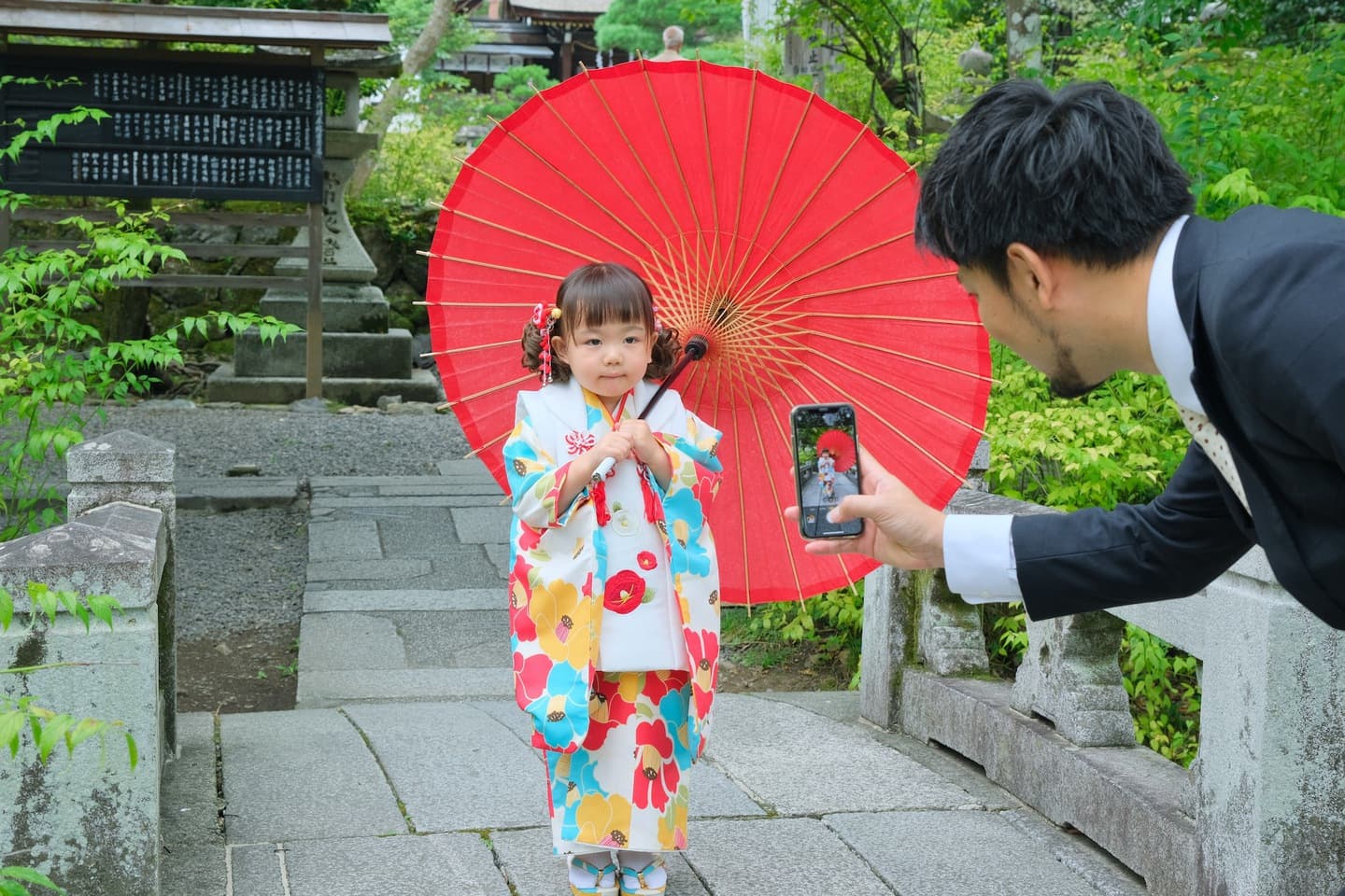 松尾大社で七五三の女の子の着物