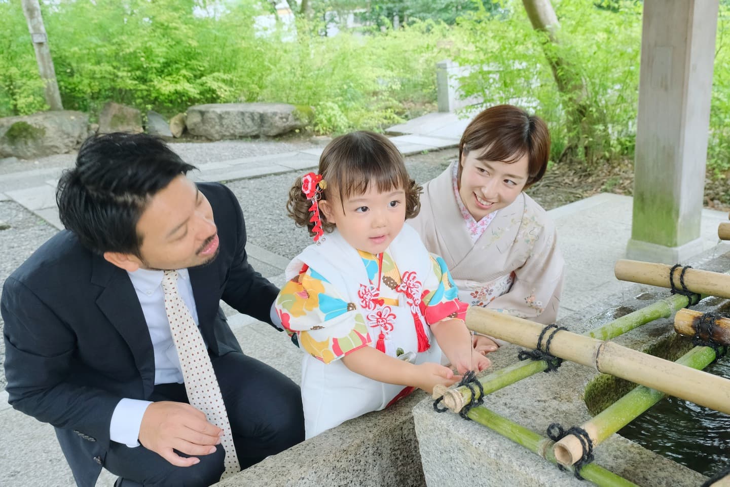 松尾大社で七五三の女の子の着物