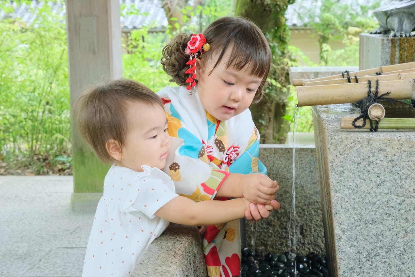 松尾大社で七五三の女の子の着物