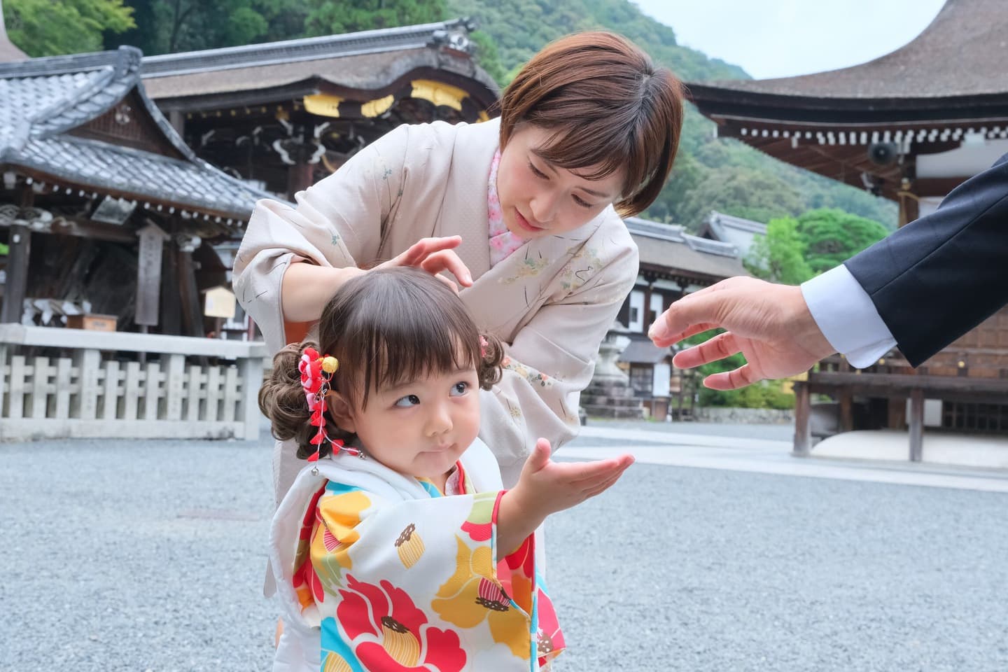 松尾大社で七五三の女の子の着物