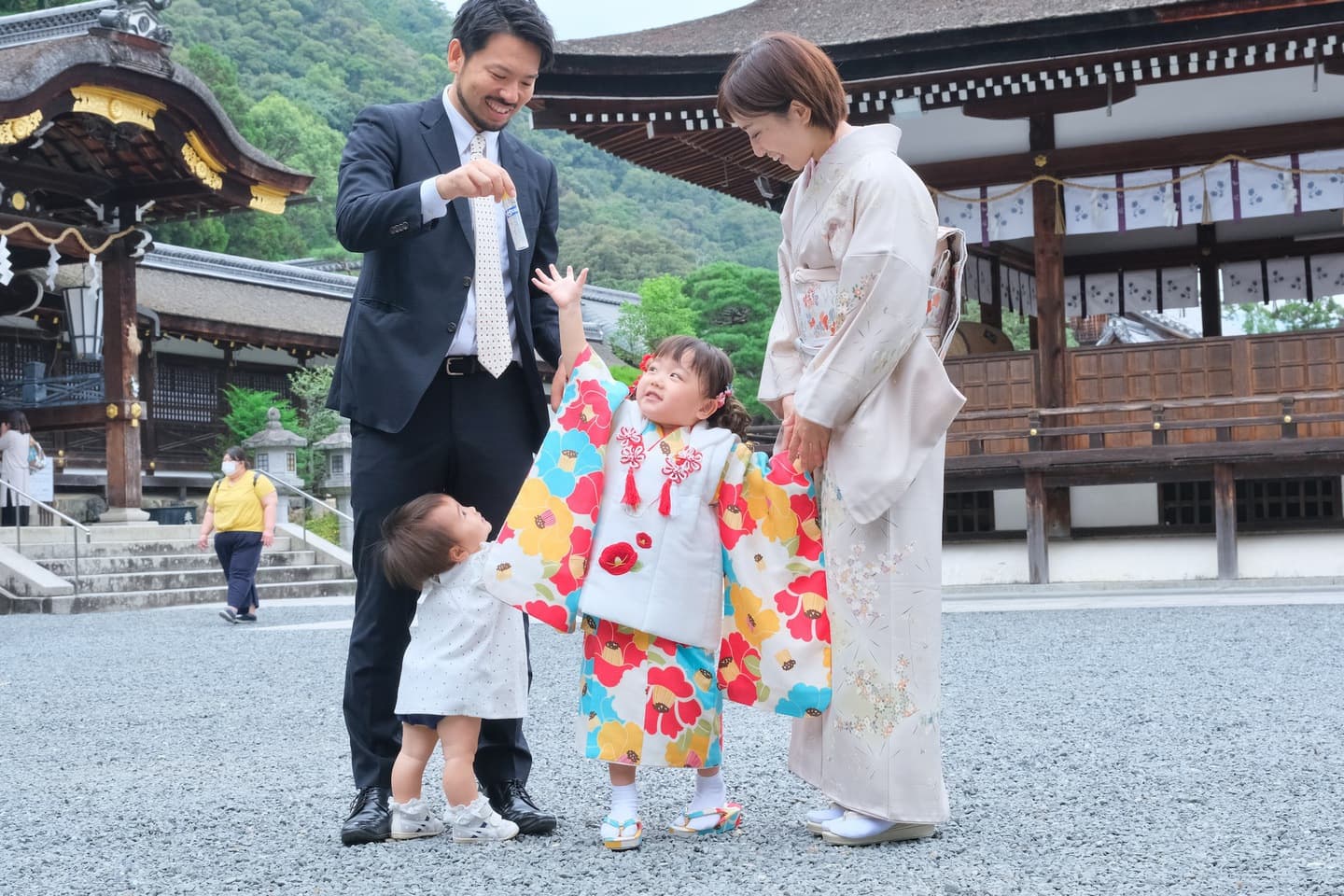 松尾大社で七五三の女の子の着物