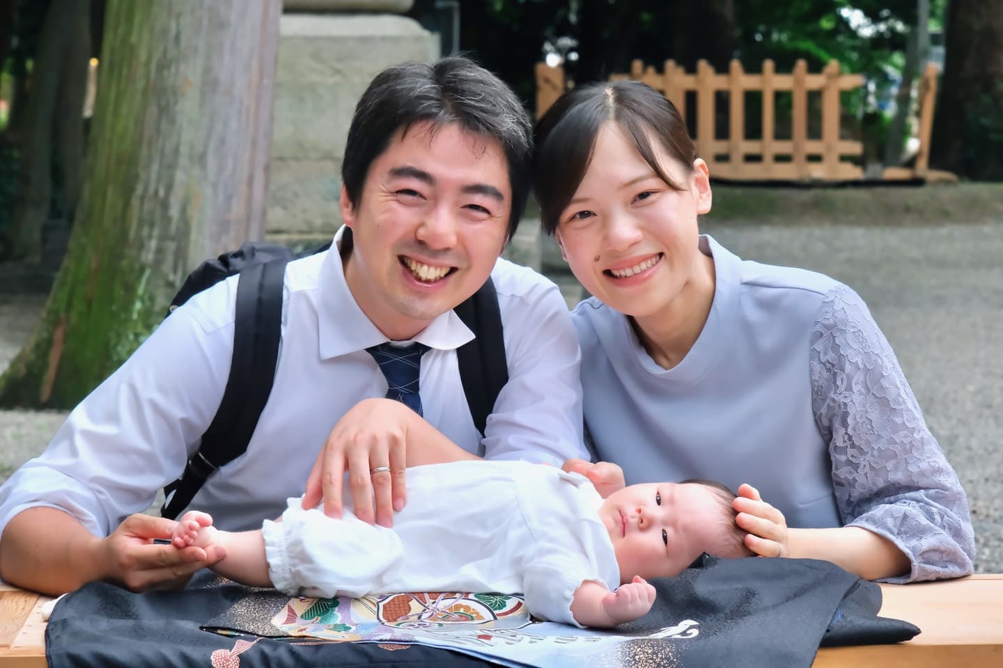 御上神社でお宮参りをした赤ちゃんと家族