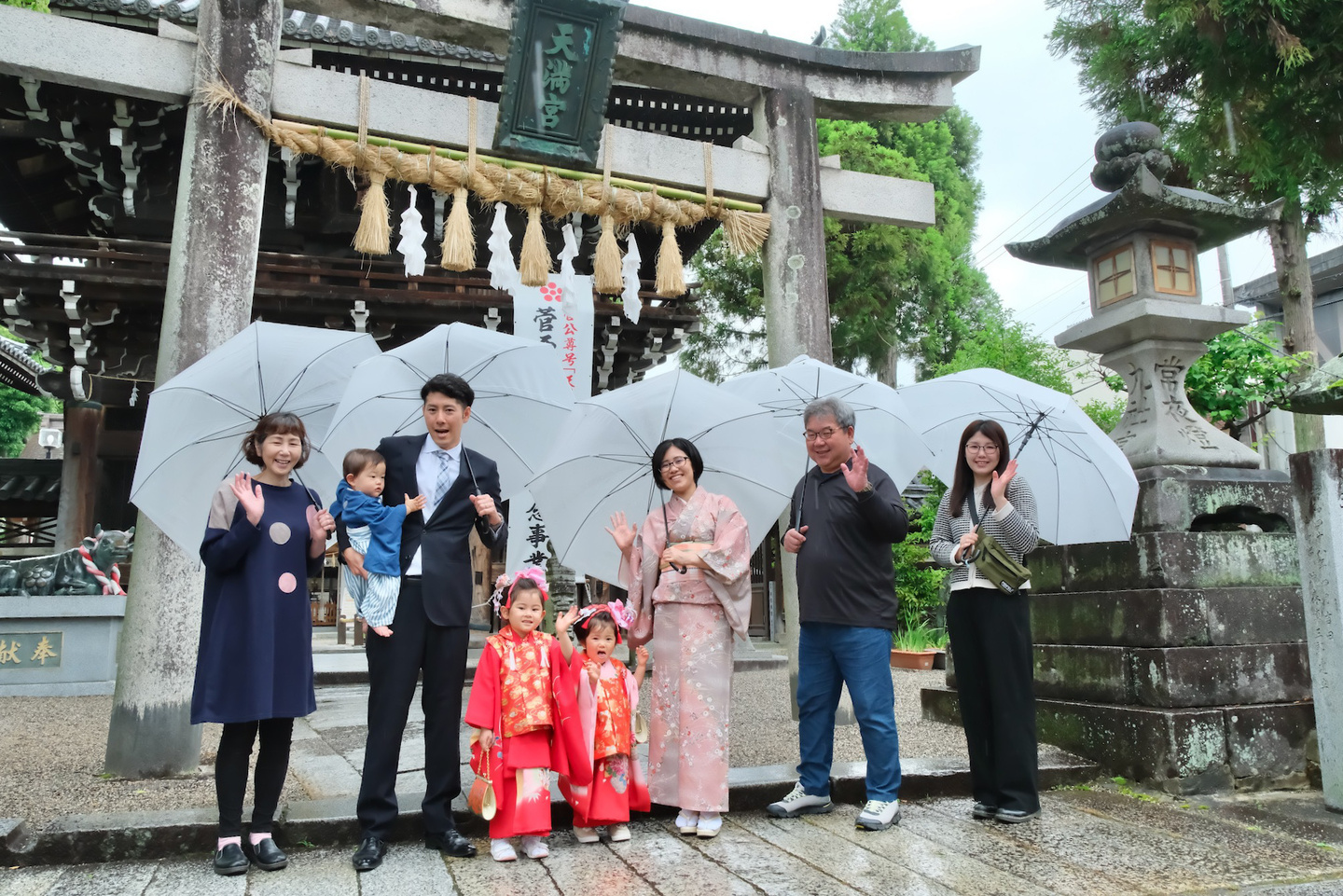 菅原神社で七五三参りの着物の家族写真