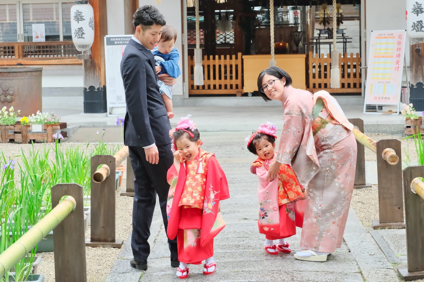 菅原神社で七五三参りの着物の家族写真