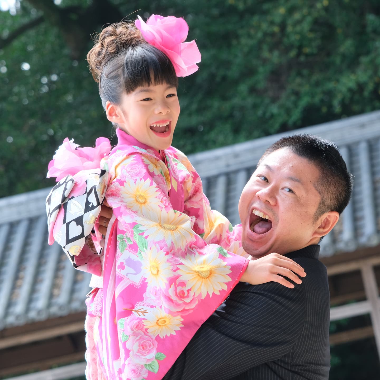 神社で七五三の着物の女の子と男の子