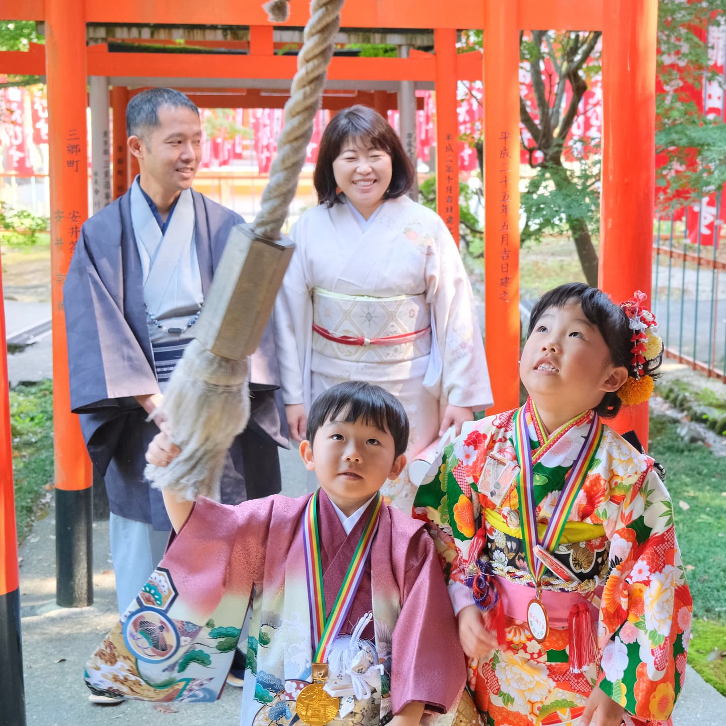 神社で七五三の着物の女の子と男の子