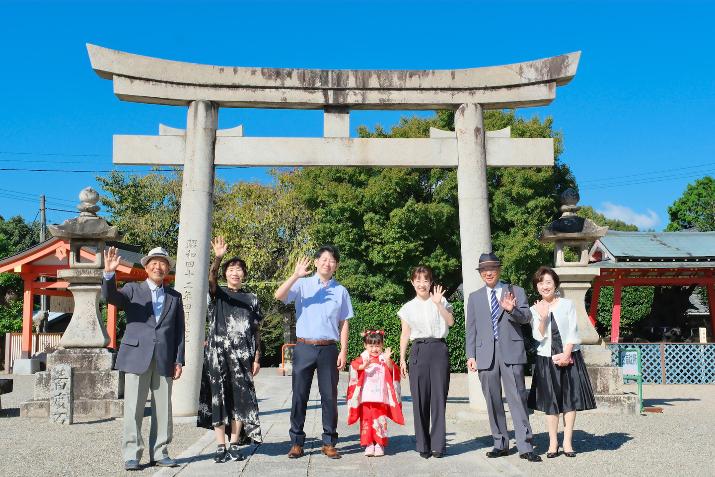 多治速比売神社で七五三参りの着物の家族写真