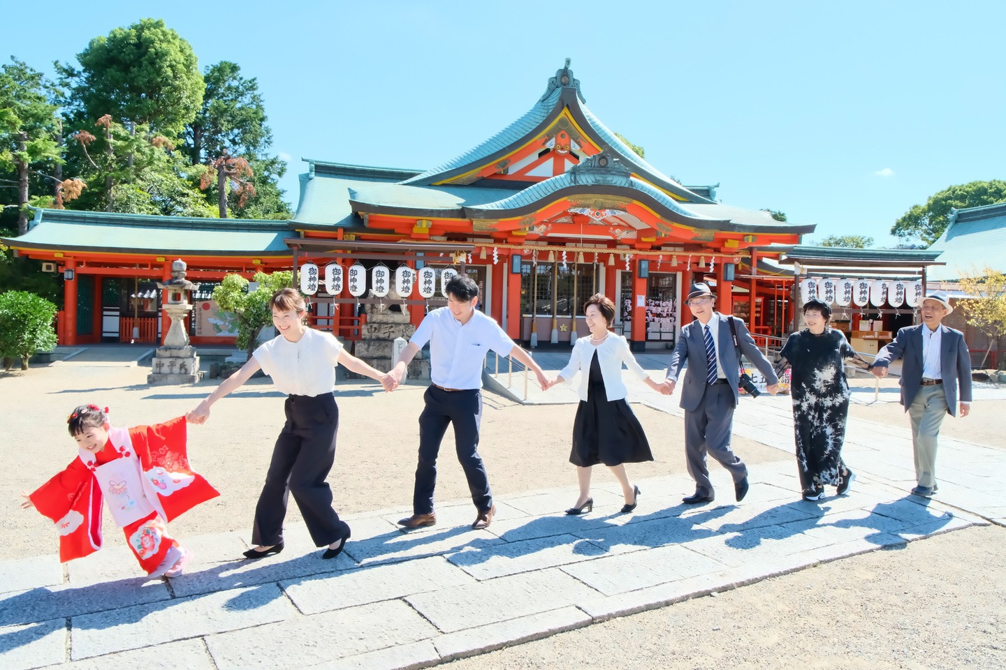 多治速比売神社で七五三参りの記念写真