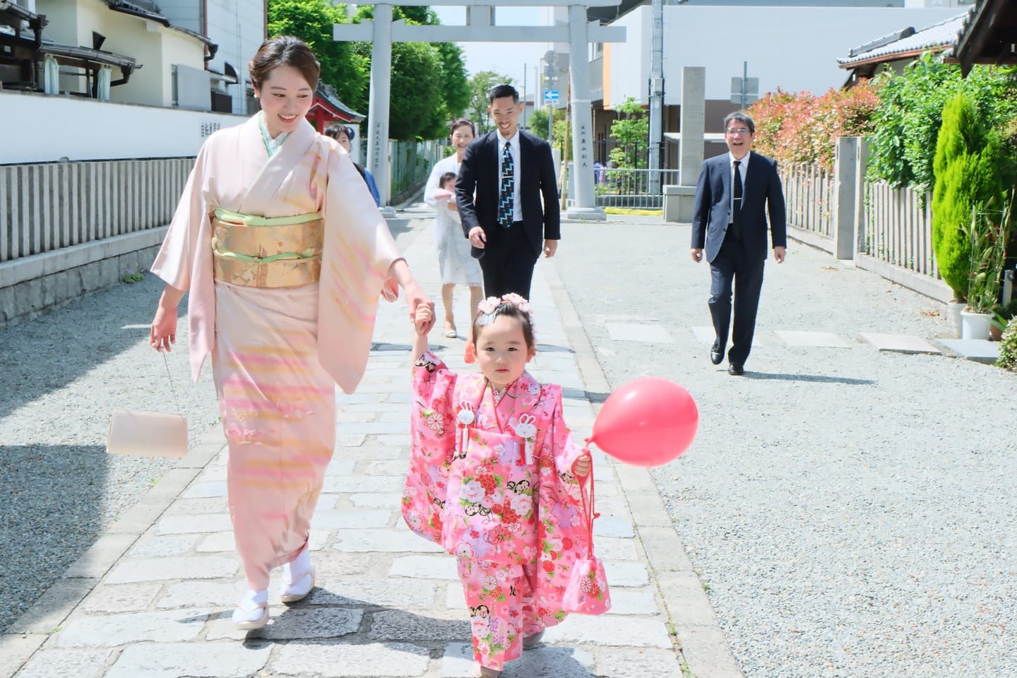 生島神社で七五三参りの記念写真